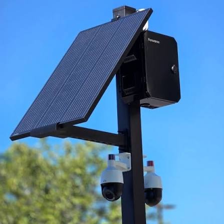 Solar-powered portable security camera unit with dual PTZ cameras mounted on a pole